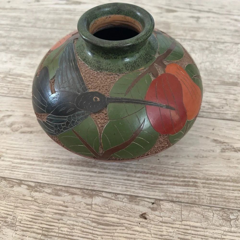 San Juan de Oriente Nicaraguan Pottery Vase, Flowers Hummingbird Carved Etched